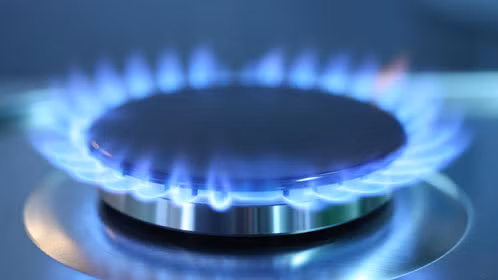 10. Gas. Gas là nhiên liệu để nấu chín thức ăn. Với những bé đã ý thức được việc nấu nướng, mẹ cần hướng dẫn bé sử dụng một cách an toàn nhất. Không dùng bếp gas nhớ vặn khóa gas trước khi tắt bếp để đề phòng gas đã hết trong vòi dẫn, như vậy là an toàn nhất, tránh hiện tượng rò rỉ dẫn tới cháy nổ. Ảnh: quocanpccc.com.