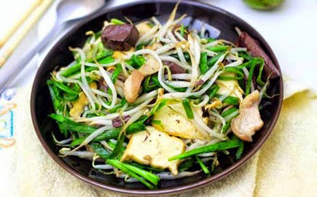 Đun nóng hai thìa nhỏ dầu ăn, phi tỏi thơm, cho tiết lợn vào đảo đều, rưới một ít nước mắm, nửa thìa nhỏ muối, đảo đều, đậy kín nắp nồi khoảng 5-8 phút đến khi tiết chín hẳn. Ảnh: maylamgiado.vn.