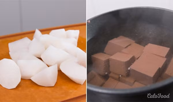 4. Canh tiết lợn củ cải. Nguyên liệu: Tiết lợn, củ cải, hẹ, ớt, tỏi, muối, sa tế, nước tương, đường, tiêu. Củ cải gọt vỏ, rửa sạch, cắt thành miếng vừa ăn. Ớt và tỏi băm nhỏ. Hẹ cắt dài khoảng 3-4 cm. Cắt tiết lợn thành từng khối, nấu trong nước sôi khoảng 10 phút. Ảnh: calofood.vn.