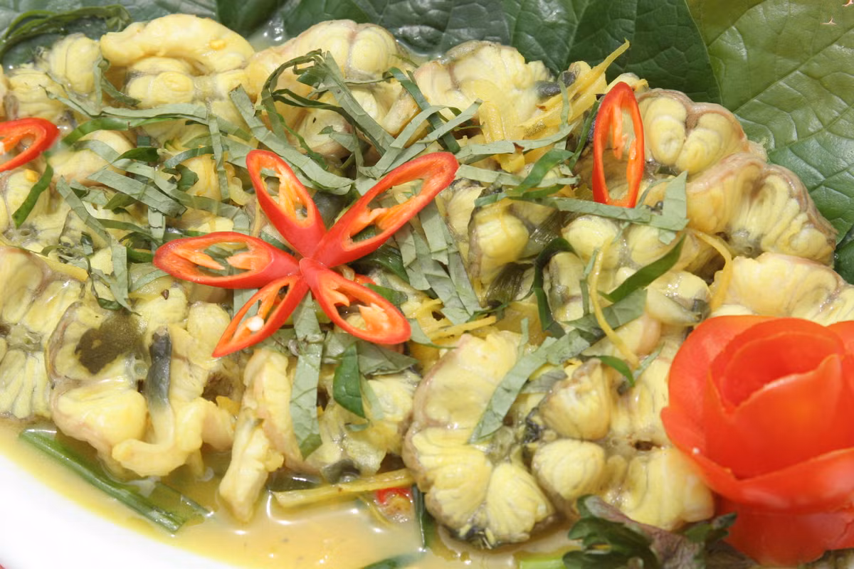 Bắc nồi lên bếp, cho nước dùng, xì dầu, rượu trắng và đường vào nấu sôi, sau đó cho cỏ ngưu bảng vào nấu sôi, kế đến cho cá chình vào, để lửa vừa nấu 2 – 3 phút. Trứng gà đánh đều, cho từ từ vào nồi rồi rắc rau cần vào và đậy nắp nấu trên lửa nhỏ đến khi trứng gà chín một nửa là được. Ảnh: nhahangthienthai.com.vn.