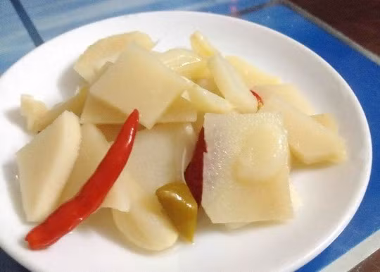 3. Cá chình om măng chua. Nguyên liệu: Cá chình, măng chua, cà chua, thì là, hành tím, gia vị. Cá chình làm sạch, cắt khúc, ướp muối, mì chính. Măng chần qua, xé miếng vừa ăn. Làm sạch cá chình bằng muối, thái khúc, luộc với sả cho hết mùi tanh, bày ra đĩa. Ảnh: 7monngonmoingay.info.