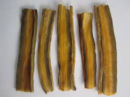 4. Cá chình xé phay. Nguyên liệu: Cá chình, muối, gừng, hành, rượu. Xẻ lưng cá, bỏ ruột và mang, chà rửa sạch, rắc muối lên xát đều rồi treo cá nơi thoáng gió trong 1 tuần. Ảnh: dacsanso1.vn.