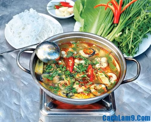 Hầm xương lợn với củ cải trắng, sả cây để lấy nước, vớt hết xương, nêm gia vị. Nhặt, rửa sạch mồng tơi, xếp ra đĩa. Khi nào thưởng thức cho nước dùng vào nồi, cho hành tím vào, đun sôi, nhúng cá, rau. Ảnh: CachLam9.com.