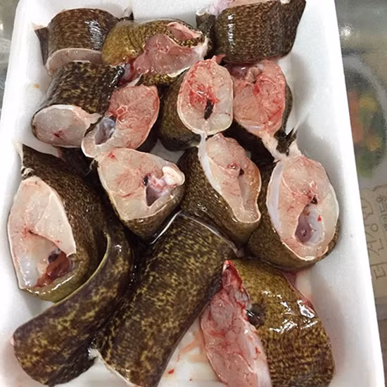 Cá rửa sạch, cắt khúc dày 4cm, lọc hết xương. Cho nước gừng và nghệ, riềng giã nhỏ, mẻ, mắm tôm, hạt tiêu xay, dầu ăn vào đảo đều và ướp cá khoảng 20 phút. Chiên sơ cá trên lửa nhỏ. Sau đó, cho nước gừng, nghệ, riềng, mẻ, mắm tôm, hạt tiêu nhỏ và dầu ăn vào cá chiên để khoảng 10 phút. Ảnh: daohaisan.vn.