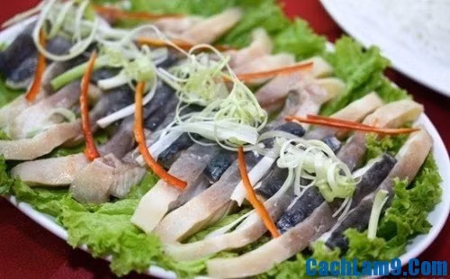 2. Lẩu cá chình. Nguyên liệu: Cá chình, sả, củ cải trắng, mồng tơi, hành tím, xương lợn, gia vị. Làm sạch cá chình bằng muối, thái khúc, luộc với sả cho hết mùi tanh, bày ra đĩa. Ảnh: CachLam9.com.