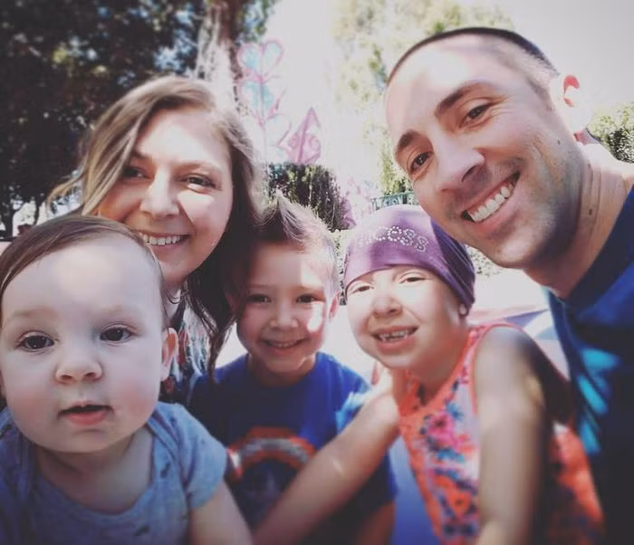 Khi không trang điểm tóc thì cô bé đội khăn trùm phong cách.