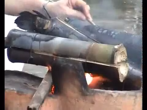 Nướng khoảng 30 phút đến khi ống tre chuyển sang màu xám là được. Pha nước chấm mắm nêm theo tỉ lệ: Tỏi, ớt, 1/3 quả dứa đem giã nhuyễn pha với 3 thìa đường và 4 thìa mắm nêm, trộn đều các hỗn hợp với nhau. Ảnh: youtube.com.