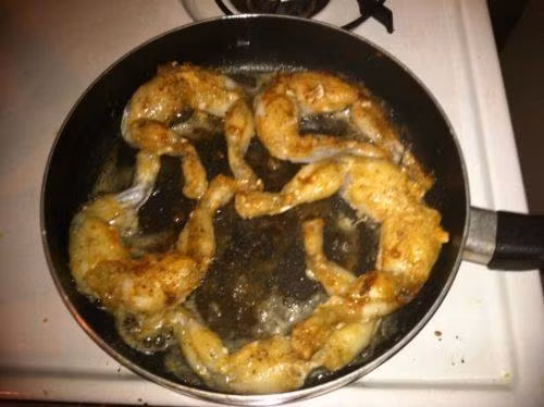 Chiên ếch ngập dầu. Khi ếch có màu vàng ươm, đẹp mắt thì vớt ra để ráo dầu. Phi thơm tỏi, hành tím, tiêu xanh, gừng, ớt và sả, rồi cho ếch vào xào chung. Tiếp đến thêm hành lá cắt khúc, ít dầu hào vào đảo đều và đun tiếp một lúc rồi tắt bếp. Gắp ếch, tỏi, ớt, tiêu xanh cho vào ống tre. Ảnh: giadinh.tv.