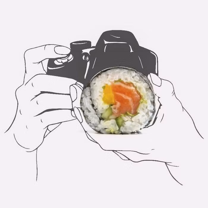 Chẳng hề phung phí thực phẩm khi biến cuộn sushi thành chiếc máy ảnh sinh động.