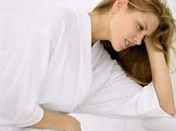 Đặc biệt, vào chu kỳ kinh nguyệt, bạn sẽ bị chuột rút nhẹ. Nó diễn ra âm ỉ hoặc rất dữ dội khiến bạn khó kiểm soát được tình trạng sức khỏe của mình. Đặc biệt, bạn còn thường xuyên cảm thấy đau nhức tại hai bên hông. Ảnh: Alobacsy.