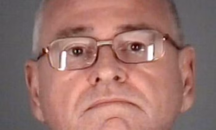 Bỏ đi biền biệt suốt 23 năm. Năm 2016, cả nước Mỹ cũng đã một phen sôi sục vì câu chuyện chồng chán vợ quá li kỳ. Chuyện là cách đây 23 năm, ông Richard sống với bà vợ 2 Linda cùng 2 con trai. Họ sống với nhau rất ấm êm và hạnh phúc. Cho đến một ngày, sau 11 năm kết hôn thì ông mất tích một cách kỳ lạ. Ảnh: Khampha.