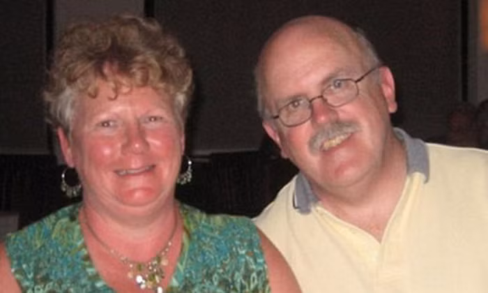 Hóa ra là chán cuộc sống gia đình, ông đã đi đến Florida. Tình cờ người con trai chủ nhà đã chết trong tai nạn chèo thuyền và Richard đã đánh cắp toàn bộ giấy tờ của con trai ông chủ để giả mạo và lập gia đình. Không may mắn sau 10 năm Richard đã bị lộ tẩy. Tại cơ quan điều tra, ông khai nhận rằng mình đã cảm thấy không thể tiếp tục sống hòa hợp cùng vợ trước và các con thêm nữa. Sau những ngày cãi vã và cuộc sống quá ngột ngạt ông đã bỏ đi bởi vì bản thân không đủ dũng khí để ra tòa ly hôn. Ảnh: Xaluan.