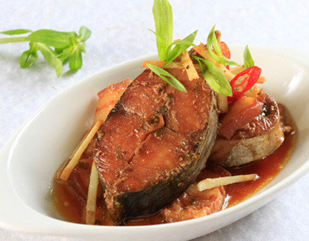 Sau đó cho cá vào nồi kho, cho thêm nước vào và đun lên bếp rồi cho thêm vài lát chay khô vào cùng với gia vị gồm đường, hạt nêm, nước mắm, và đun sôi nhỏ lửa. Kho thật kỹ cho đến khi cá thấm đều gia vị và nước kho cá cạn sánh lại thì tắt bếp. Rắc hạt tiêu lên. Ảnh: cathu.net.