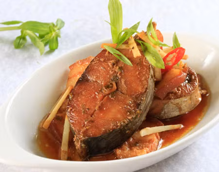 Sau đó cho cá vào nồi kho, cho thêm nước vào và đun lên bếp rồi cho thêm vài lát chay khô vào cùng với gia vị gồm đường, hạt nêm, nước mắm, và đun sôi nhỏ lửa. Kho thật kỹ cho đến khi cá thấm đều gia vị và nước kho cá cạn sánh lại thì tắt bếp. Rắc hạt tiêu lên. Ảnh: cathu.net.
