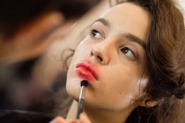 Bạn nên dùng tăm bông hoặc cọ trang điểm mảnh, nhẹ nhàng chấm son ra ngoài từng chút một rồi mới dùng tay tán nhẹ.