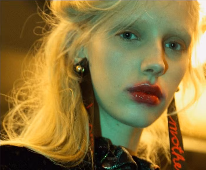 Để tán phần lem bên ngoài môi cũng chẳng hề đơn giản. Hãy tán thật khéo léo và đều tay để phần lem nhem tạo một lớp mỏng đều.