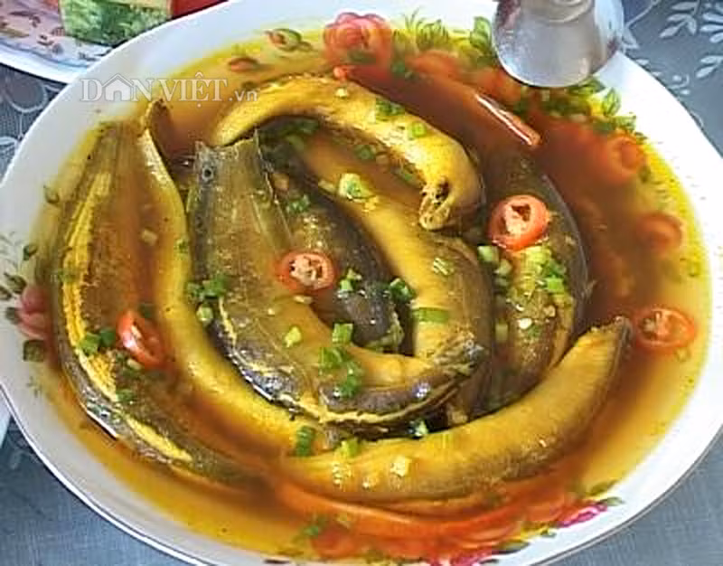 Đổ nước dừa vào nồi đun. Khi nước dừa sủi bọt li ti thì trút cá vào nồi kho, đến khi cá chín mềm, nước dừa hơi cạn lại, nêm nếm lại cho vừa miệng, rồi cho hành lá xắt nhỏ vào tắt bếp, múc cá ra dĩa rắc thêm ít tiêu xay và ớt lên. Ảnh: 24h.com.vn.