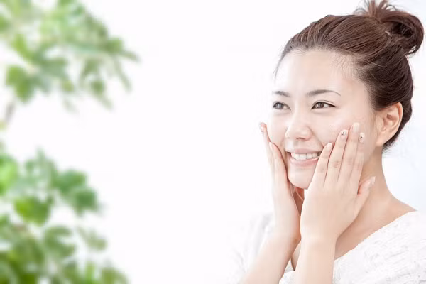 6. Dưỡng da: Lấy 3-4 lá dâu da xoan rửa sạch xay nhuyễn bằng máy xay sinh tố và thêm 1 thìa mật ong trộn đều. Được thứ hỗn hợp nhuyễn dùng đắp lên da mặt trong vòng 15 phút. Rửa lại bằng nước sạch. Lúc rửa có thể mát xa nhẹ nhàng cho da. Ảnh: Kenh14.vn.