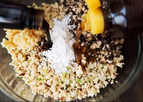 2. Bánh bao có nhân. Nguyên liệu: Bột mì, men nở, đường, muối, cà rốt, củ sắn, nấm. Bạn nên hòa tan men cùng với đường vào nước ấm. Cho bột mì vào trộn đều với đường và muối. Đổ phần men được hòa tan vào hỗn hợp bột và nước (sữa tươi), nhào mịn. Đem bột đi ủ khoảng 1-2 tiếng cho bột nở. Ảnh: bepgiadinh.com.