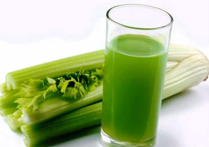 Cần tây. Dùng 10 bộ rễ cần tây tươi rửa sạch, sau đó rửa lại bằng nước sôi để nguội và giã nát, cho vào 10 quả táo tàu. Tất cả sắc lấy nước uống, ngày uống 2 lần, mỗi đợt điều trị bệnh cao huyết áp khoảng từ 15 – 20 ngày. Ảnh: Toinayangi.