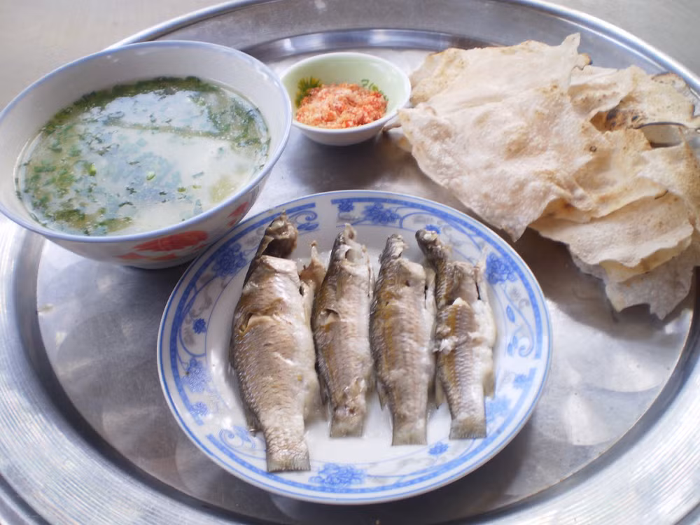 3. Cháo cá đối. Nguyên liệu: Cá đối, gạo, hạt sen, gia vị, ngò tàu, quế. Cá đối làm sạch, để ráo. Bỏ cá đối vào nồi ninh lấy nước rồi vớt ra, cho gạo và ít hạt sen vào nấu cháo, khi nhừ lại cho cá vào, thêm gia vị vào sau đó múc cá ra đĩa riêng, xắt ngò rắc trên mặt xoong cháo hoặc bát cháo. Ăn nóng với các loại rau thơm như rau quế, ngò tàu, ngò ta...