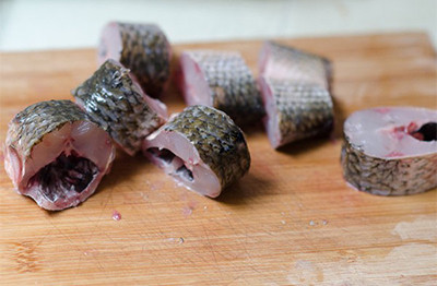 2. Canh cá đối nấu riêu. Nguyên liệu: Cá đối, cà chua, thì là, hành lá, ớt trái, dầu ăn, nước lọc. Cá đối làm sạch, rửa sạch, để ráo, xắt làm hai. Cà chua rửa sạch, xắt múi cau. Rau thì là bỏ gốc, rửa sạch, để ráo. Hành lá rửa sạch, xắt khúc. Đun nóng chảo vớt ít dầu ăn, cho cá vào chiên sơ, để riêng. Ảnh: Adayroi.com.