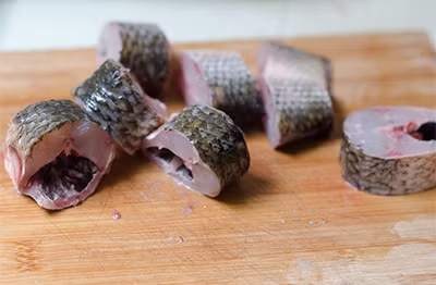 2. Canh cá đối nấu riêu. Nguyên liệu: Cá đối, cà chua, thì là, hành lá, ớt trái, dầu ăn, nước lọc. Cá đối làm sạch, rửa sạch, để ráo, xắt làm hai. Cà chua rửa sạch, xắt múi cau. Rau thì là bỏ gốc, rửa sạch, để ráo. Hành lá rửa sạch, xắt khúc. Đun nóng chảo vớt ít dầu ăn, cho cá vào chiên sơ, để riêng. Ảnh: Adayroi.com.