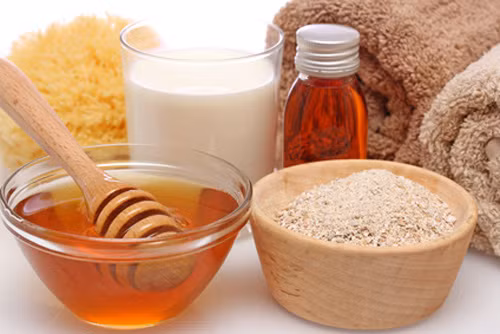5. Hỗn hợp bột sắn dây, mật ong, cám gạo, dầu dừa, sữa tươi giúp da sáng mịn: Cho tất cả những nguyên liệu trên vào 1 bát to rồi dùng thìa khuấy đều cho hỗn hợp quyện lại với nhau rồi đắp mặt 15 phút sau đó rửa sạch lại bằng nước ấm giúp làn da sáng bóng, mịn màng. Ảnh: phauthuatthammyhanquoc.info.