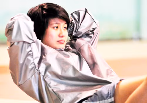  Phương pháp giảm cân của cô Kim nhằm mục đích kích thích mồ hôi thoát ra ngoài để giảm trọng lượng nhanh nhất. Kim Kardashian mặc những bộ đồ bằng ni lông để tập luyện cùng huấn luyện viên riêng.