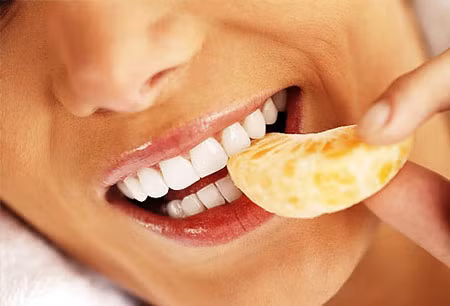 Do thiếu vitamin C: Ngoài chảy máu chân răng, người bệnh còn gặp các triệu chứng như ngủ lịm, khó thở và đau xương. Ảnh: benhvienthammy.com.vn.