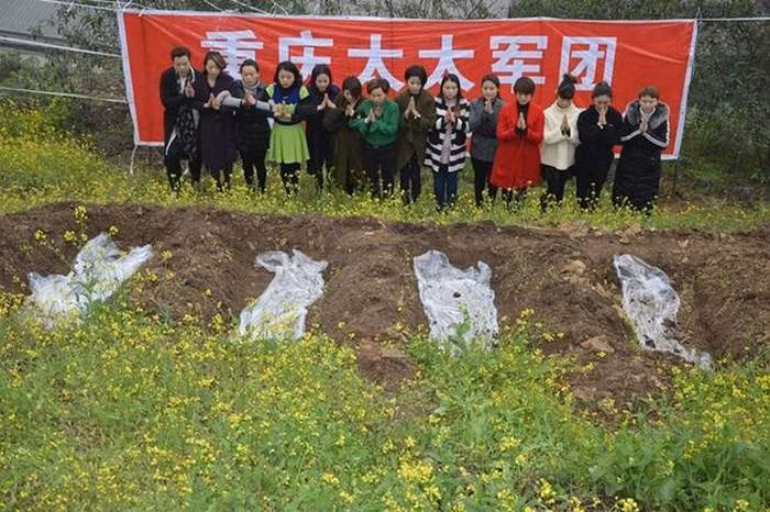 Ảnh chụp một nhóm phụ nữ Trung Quốc nằm trong các phần mộ ở vùng ngoại ô thành phố Trùng Khánh để thực hiện một nghi thức gọi là "thiền nghĩa địa" nhằm mục đích giúp họ giải tỏa căng thẳng sau ly hôn.