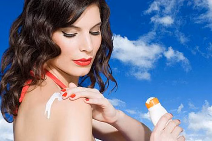 Để đề phòng, hãy dùng kem chống nắng không làm bít lỗ chân lông, ngoài ra sau khi đổ mồ hôi phải lau khô bằng khăn sạch và không bao giờ mặc quần áo cũ sau khi tắm.