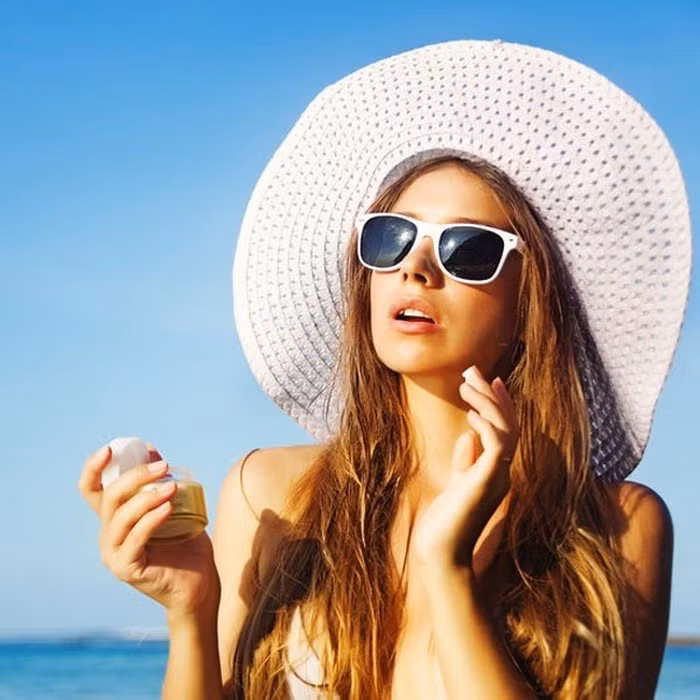 Điều trị các bệnh này rất phức tạp nhưng quan trọng là chủ động tránh nắng như đội mũ rộng vành, đeo khẩu trang, kính râm, mặc đồ dài, kín, hoặc tránh nắng bằng các loại kem chống nắng có SPF từ 30 trở lên. Ngoài ra, tùy cơ chế từng bệnh mà dùng các loại thuốc toàn thân phù hợp. 