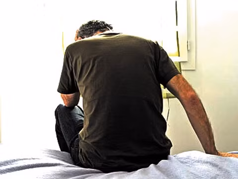 3. Bài thuốc 3: Thiên niên kiện 4g, thổ linh 10g, cam thảo 5g, ngải diệp 10g, xa tiền 8g, đinh lăng 10g, ngũ gia bì 10g, quế 4g, bạch linh 6g. Tất cả mang sắc với nước lấy khoảng một bát ăn cơm. Sử dụng bài thuốc này uống hàng ngày, chia đều ra uống làm 3 lần trong ngày, uống ngay khi thuốc còn đang nóng.