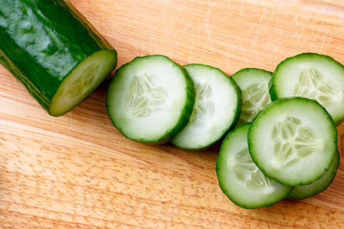 Dưa chuột. Cắt dưa chuột thành lát mỏng rồi cho vào ngăn mát tủ lạnh để trong nửa giờ. Sau đó, lấy ra và đắp lên vùng da bị chàm khoảng 10 – 15 phút rồi rửa lại bằng nước sạch. Áp dụng cách làm này 3 – 4 lần/ngày và duy trì trong vài tháng. Ảnh: Phunutoday.