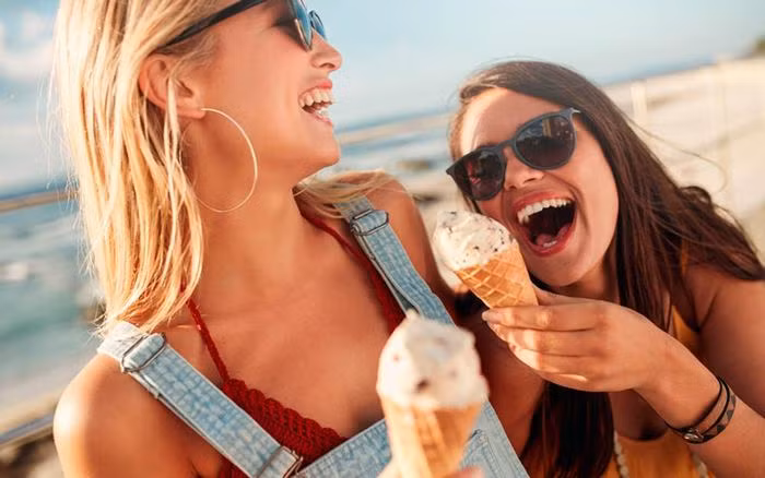 Trước khi bạn cắn một miếng kem. Chỉ mới cầm que kem thôi nhưng bộ não đã sáng lên khiến bạn thực sự khao khát dù cho bụng không hề đói. Ảnh: Cosmopolian. 