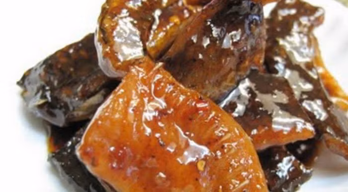 Sau khi cá khô ráo, bắt đầu cho cá vào chảo nóng có dầu chiên và lật đều hai mặt đến khi cá vàng giòn. Tiếp tục cho phần nước sốt sả ớt chua ngọt vào chảo. Đảo đều tay đến khi sốt cô đặc chuyển sang màu vàng và bám đều vào từng miếng cá là được. Ảnh: Chodokho.