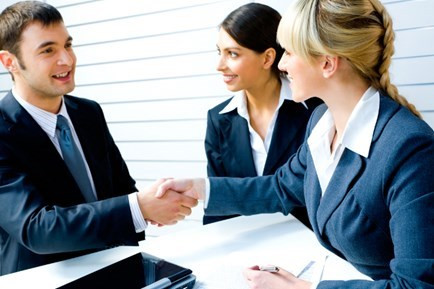 Để sự nghiệp ngoài cánh cửa Đừng mang công việc về nhà. Dù bạn có là một thủ lĩnh giỏi giang ở công sở, cũng đừng thể hiện điều này khi về nhà. Lúc ở bên gia đình, chỉ nên đóng tròn vai một người vợ biết cảm thông, một người mẹ hiền - thế là đủ.