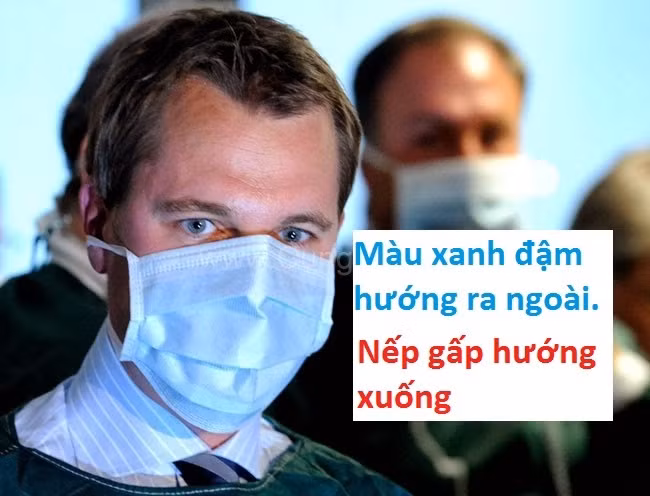 Buộc dây trên và dây dưới phía sau đầu hoặc quàng dây qua tai. Dùng ngón tay của hai bàn tay miết thanh kim loại cho ôm sát sống mũi hai bên. Điều chỉnh vành khẩu trang sao cho khít với khuôn mặt. (Thông tin trong bài chỉ mang tính tham khảo, trước khi sử dụng, vui lòng hỏi ý kiến bác sĩ). Ảnh: vaixuatnhapkhau.wordpress.com.