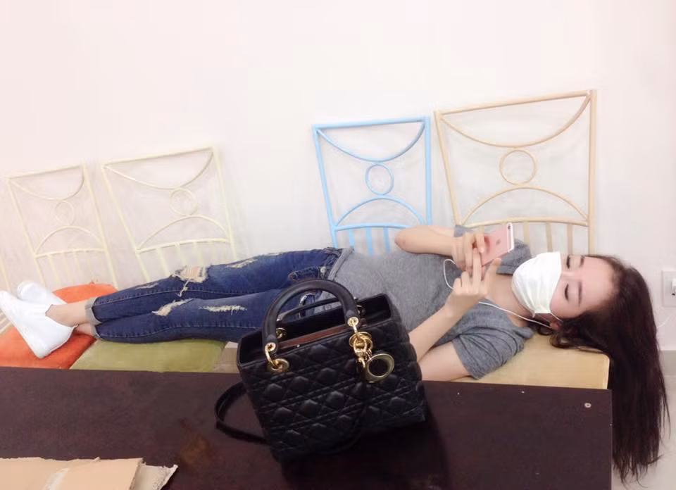 Người bị bệnh lâu năm còn phải xoa bóp cho nóng mặt. 10 - 15 ngày là khỏi. Chú ý trong thời gian đeo khẩu trang phải thức. Nếu ngủ sẽ không có tác dụng. Người có bệnh này bắt buộc phải duy trì việc nằm trên giường 10 - 20 phút mới được ra khỏi giường thì không bao giờ tái phát. Ảnh: 2Sao.vn.