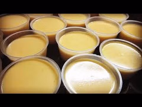 Sau khi đã chuẩn bị xong hỗn hợp thì đổ sữa chua vào hỗn hợp đã đun ấm, khuấy đều và kỹ lên để sữa chua tan hết. Lọc từ từ hỗn hợp trên qua rây cho thật mịn, nhuyễn, không bị vón cục. Sau đó chia đều sữa chua đổ vào các cốc thủy tinh rồi xếp vào hộp xốp. Ảnh: traoluuvui.com.