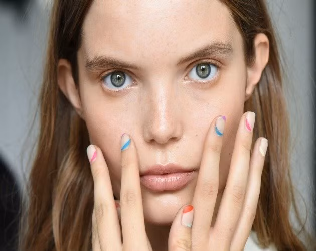 5. Cuticle Decal: Để thêm phần lung linh và nghệ thuật, nàng có thể thêm những chi tiết ở lớp biểu bì trên móng tay, bạn sẽ nhận thấy thay đổi rõ rệt bộ móng của mình. Ảnh: sao365.net.