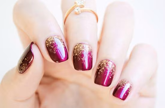 8. Glitter Tips: Sử dụng đường nhũ lộn xộn mang đến nét cá tính cho bộ móng của bạn. Ảnh: Pinterest.co.uk.