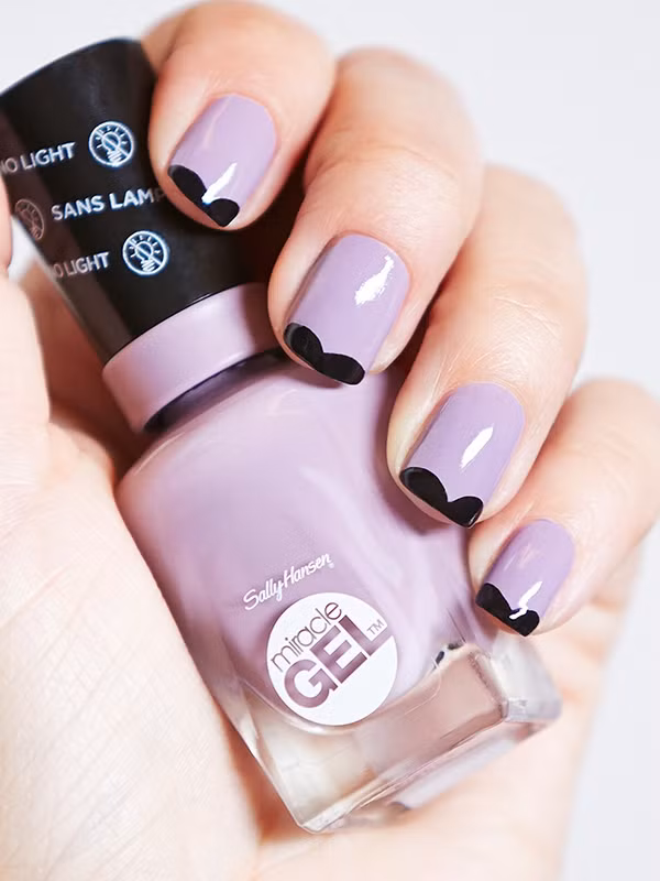 6. Edge of Darkness: Sử dụng màu đen che đi các góc cạnh của đầu móng tay cũng là một ý tưởng hay ho. Ảnh: sao365.net.