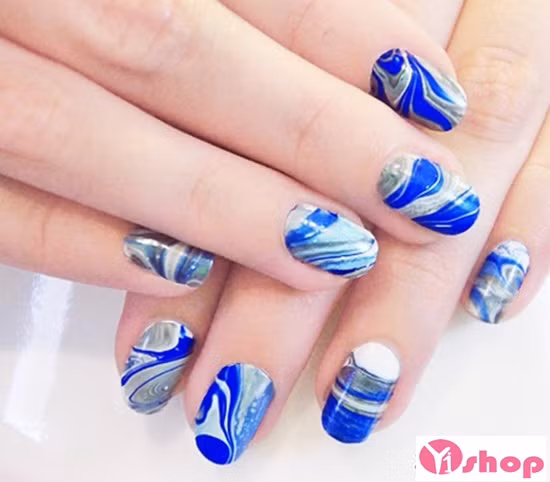 10. Colbalt Teardrop: Hình dạng giọt nước rơi với màu xanh coban sẽ làm cho bộ móng trở nên mềm mại và thon gọn hơn. Ảnh: mecuteo.vn.