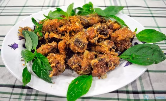 Sử dụng một chảo khác, phi thơm dầu ăn với phần gừng thái chỉ, riềng, ớt thái lát, sả băm nhuyễn, phần hành tỏi băm còn lại khoảng 2 phút rồi cho thịt vịt đã chiên chín vàng đều vào đảo nhiều lần với lửa nhỏ khoảng 3 phút nữa là được. Rắc ngò rí lên trên để trang trí. Ảnh: toinayangi.vn.