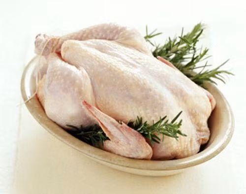 5. Vịt rang riềng sả. Nguyên liệu: Vịt, riềng sả, ngò rí, hành khô, tỏi, gia vị: muối, hạt nêm, bột ngọt, dầu ăn, rượu trắng. Riềng sả, hành tỏi bằm nhuyễn. Luộc vịt cùng muối, gừng, rượu trắng 3 phút sẽ không còn mùi hôi. Vớt vịt ra, ngâm vào thau nước lọc lạnh rồi chặt miếng vừa ăn. Ảnh: toinayangi.vn.