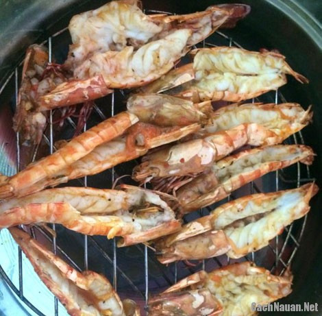 2. Tôm nướng sốt cay. Nguyên liệu: Tôm, sa tế, tương ớt, dầu mè, hành, tỏi, ớt, đường, mắm, muối, nêm, tiêu, mì chính, ớt bột. Tôm rửa sạch, cắt râu, cắt dọc thân. Làm nước sốt ướp tôm: sa tế tôm + tương ớt + hành băm + tỏi băm + dầu mè + đường + hạt nêm + nước mắm + ớt băm + ớt bột khô + mì chính + tiêu vào trong một bát to. Hòa quyện chúng lại với nhau. Ảnh: cachnauan.net.