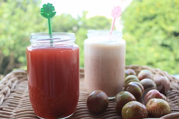 Nước mận ép là thức uống rất được ưa thích vào mùa hè, bên cạnh đó, bạn có thể trực tiếp dùng nước ép đó bôi lên mặt hàng ngày. Ngoài ra, cho mận giã nhuyễn trộn cùng chút sữa tươi không đường cũng có tác dụng giúp da mịn màng, giảm tàn nhang và các vết thâm. Ảnh: webgiadinh.org.