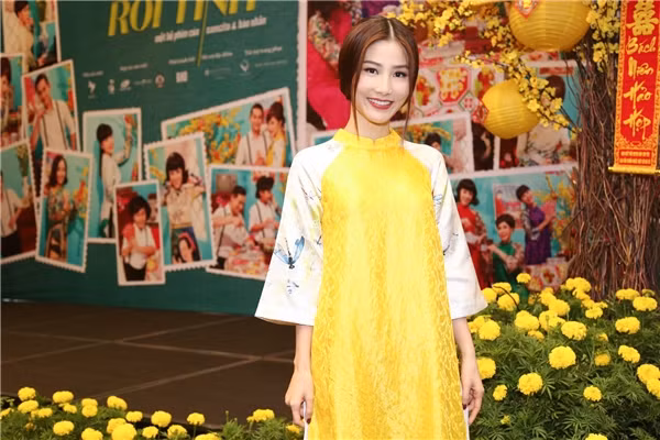 Người mệnh kim. Những người ở mệnh này nên chọn quần áo có màu trắng tinh khiết hoặc vàng rực rỡ. Có thể đó là một tà áo dài cách tân kết hợp quần tregging trắng, hoặc một bộ váy trắng nền nã du xuân. Ảnh: Yantv.